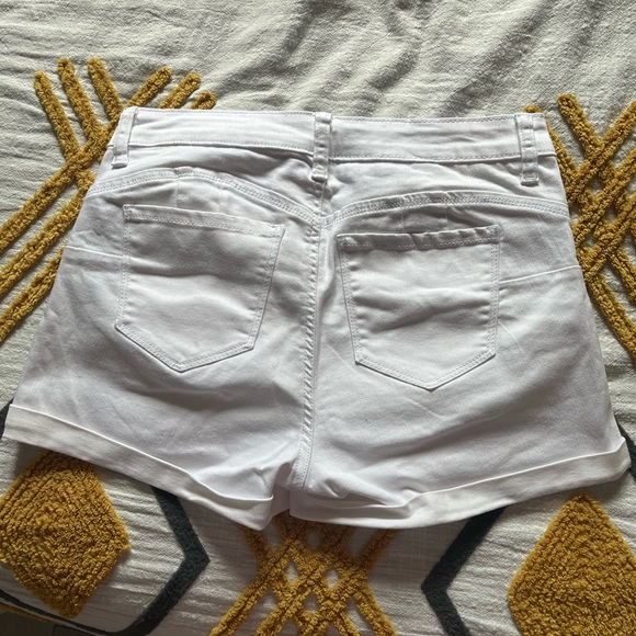 Short white - Picture 2 of 2